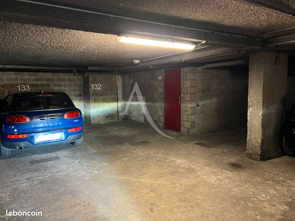 Parking/box PARIS · 140 €