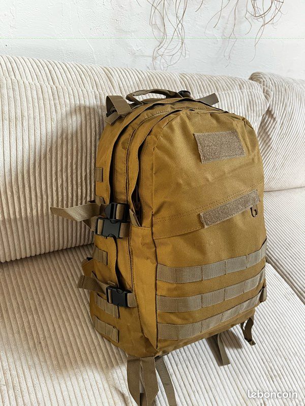 Sac à dos tactique 35-40L kaki – imperméable, MOLLE, robuste, randonnée / urbain (image 1)