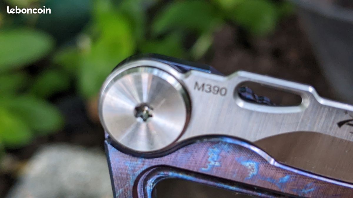 Mousqueton en titane équipé d'une lame en acier M390 (image 9)