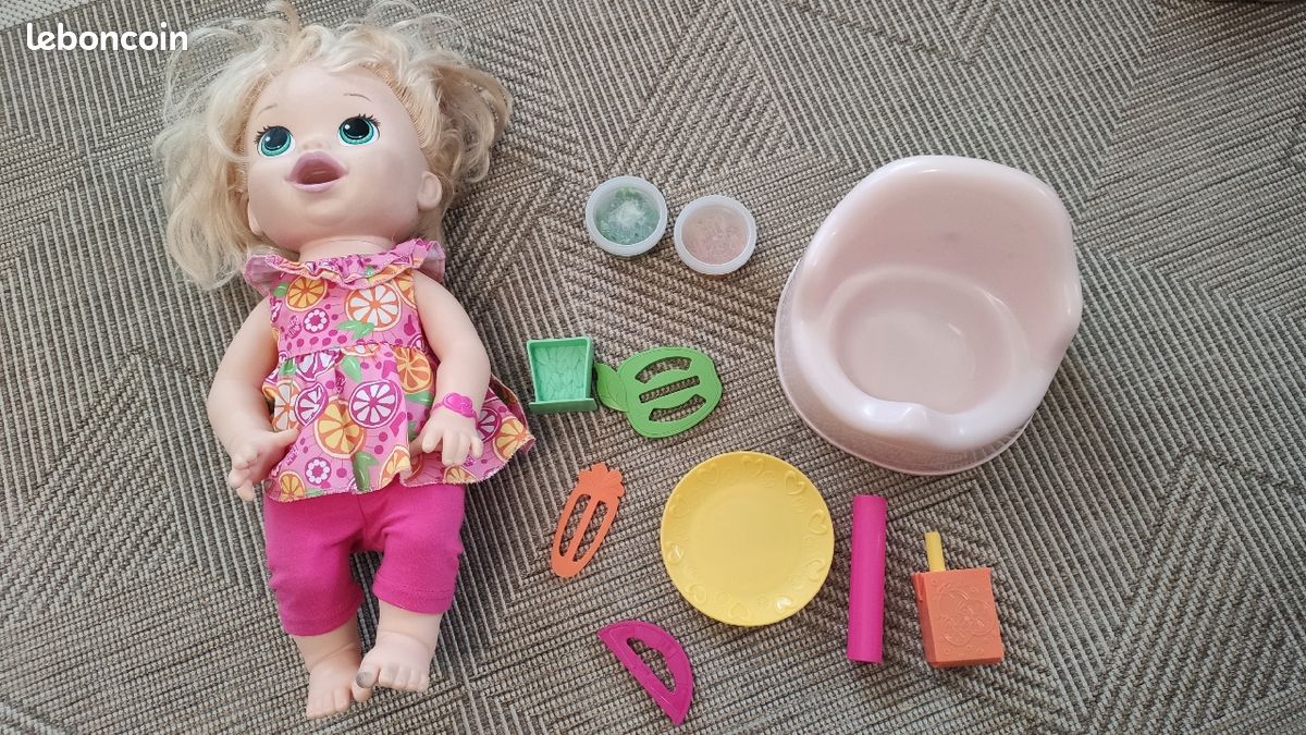 Poupée à nourrir et accessoires (image 1)