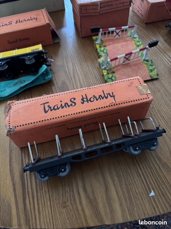 BOITE DE 7 personnages hornby et un banc métal bon état général EUR 20 BOITE DE 7 personnages hornby et un banc métal bon état général EUR 20