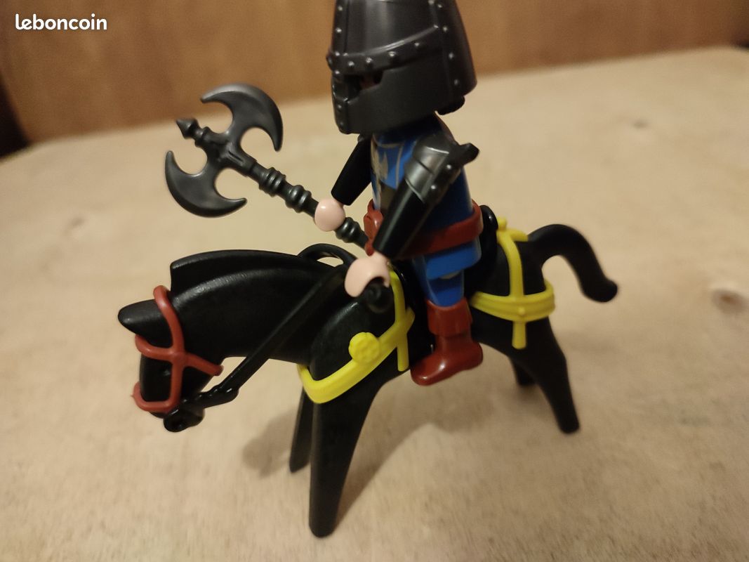 Figurine Playmobil Chevalier Avec Double Hache - Customisée - Occasion Pour Collection