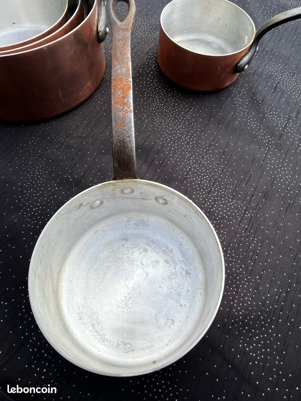LES METAUX OUVRES : Série de 5 Anciennes Casseroles en Cuivre Intérieur Étamé