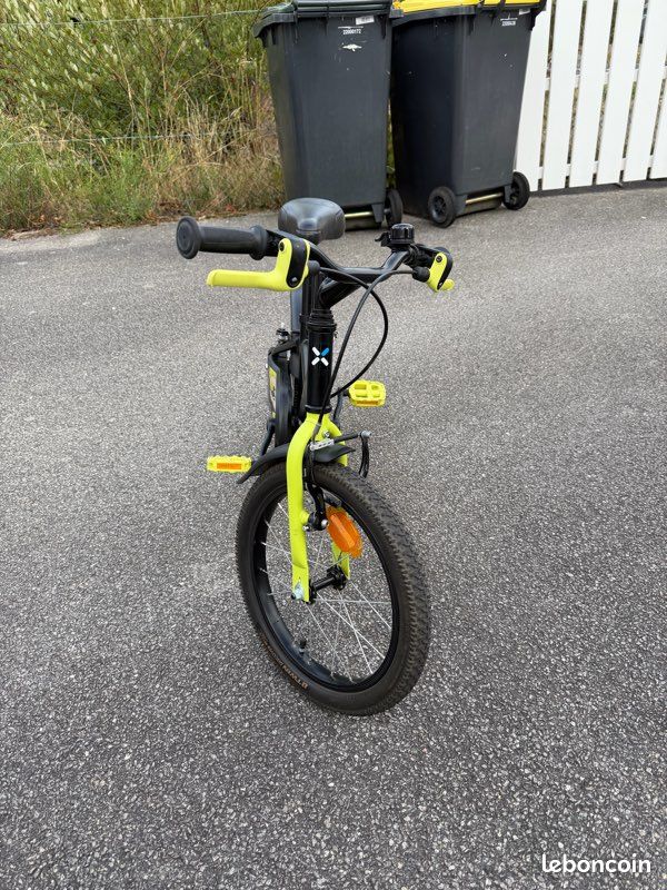 Vélo enfant B’TWIN 16 pouces 500 Dark Hero – 4 à 6 ans – Très bon état (image 2)