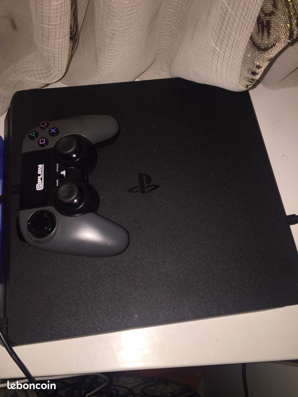 Je vend une PS4 1to + manette gaming + 4jeux (image 1)