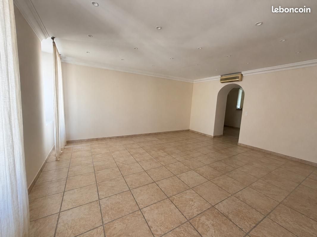 Appartement 3 pièces 100 m² · à Bastia · 100 m² · 1 130 €