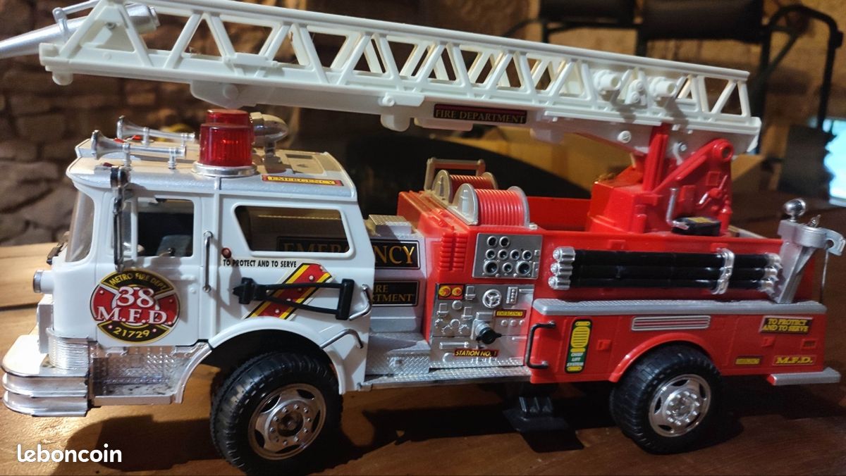 Figurine ERTL REAL HEROES - Pompier Américain Top Jake - 1998 - Édition Collection
