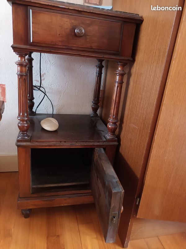 Table de nuit ancienne (image 2)