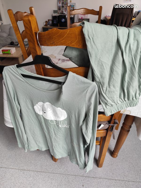 Pyjama femme couleur vert neuf jamais porté encore l'étiquette taille M (image 1)