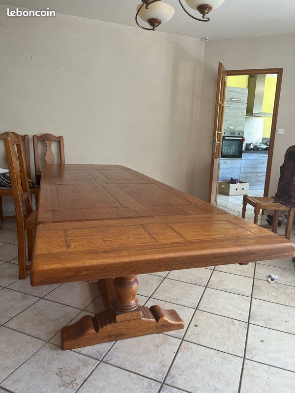 Table en bois massif et ses chaises (image 1)