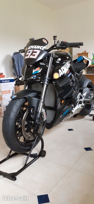 Ducati streefighter (image 1)