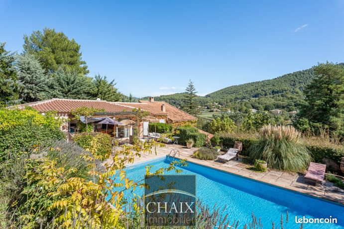Propriété 6 pièces 240 m²