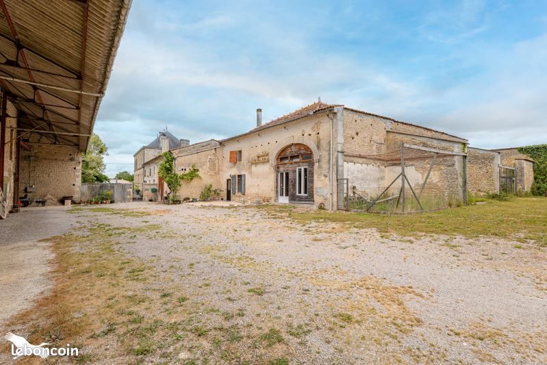Maison 8 pièces 230 m² · à Saint-Pierre-de-Juillers · 230 m² · 276 120 €