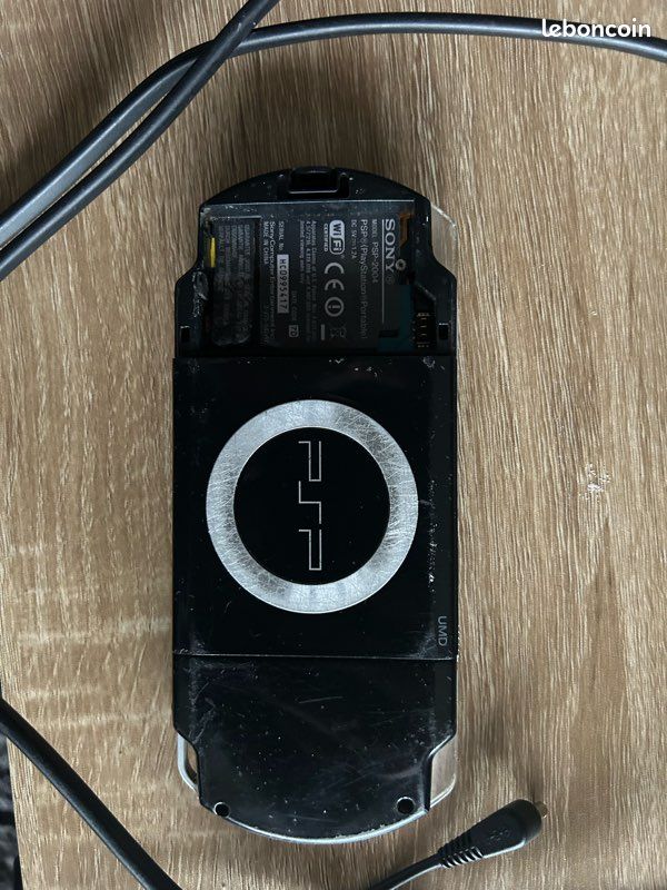 Sony PSP 2004 – Console Portable Avec Chargeur, Batterie Neuve, Carte Mémoire Et Pochette