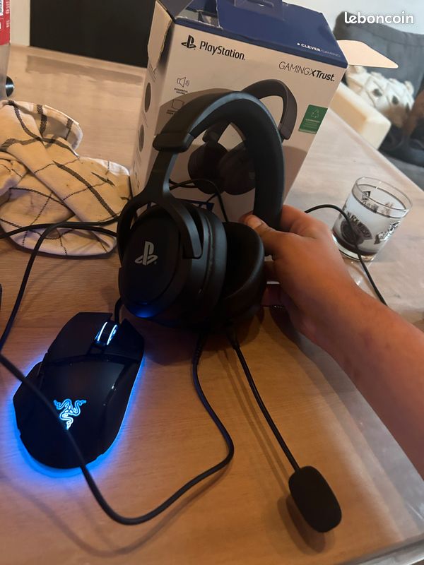Souri razer + casque tout neuf les 2 m’on jamais servis et il son encore garantie 2 ans (image 1)