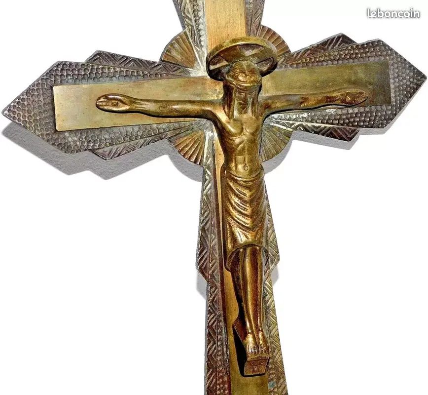 Pendentif Croix Jésus En Bronze - Époque Art Déco Années 1930, Bijou Vintage Porté