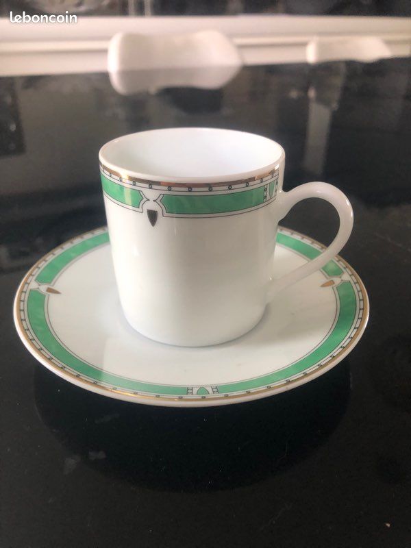 Tasse en porcelaine de Limoges (image 1)