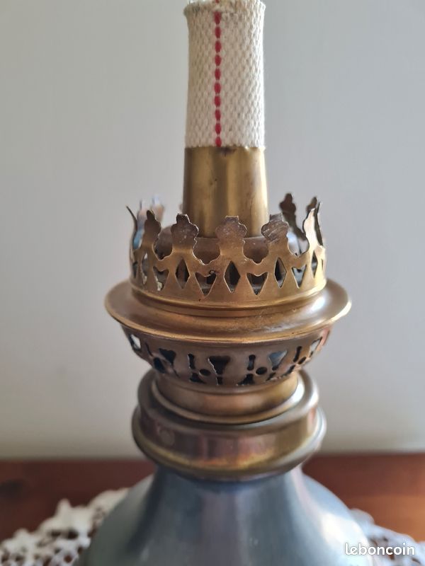 Lampe ancienne à pétrole en etain, fleurs de lys sur toute la Lampe,en parfait état (image 4)