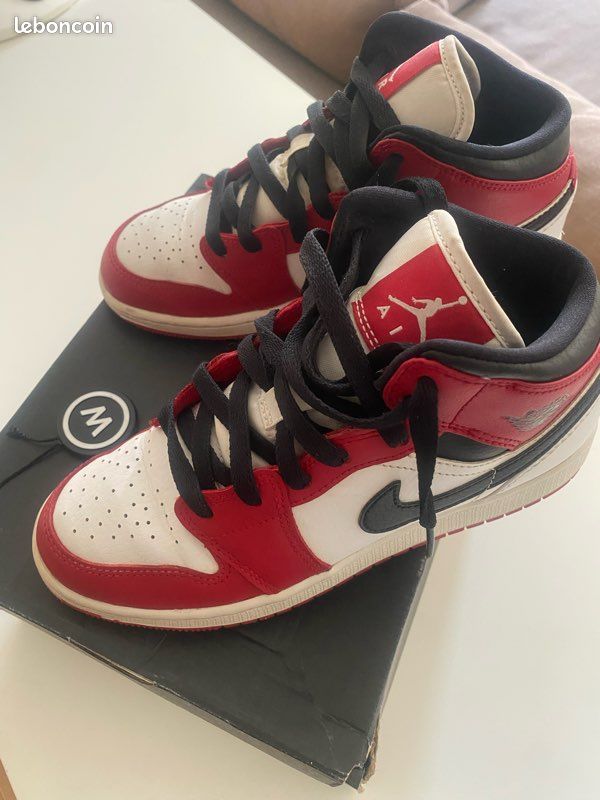Aur Jordan 1 Mid Chicago 2020 (image 1)