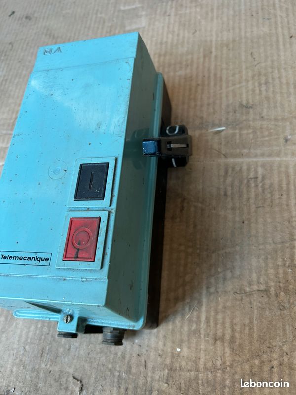 Boîtier de démarrage moteur Telemacanique DRT avec sectionneur. Calibre : 0,63A à 1A (image 2)