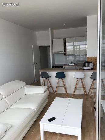 Bel appartement dans résidence récente (livrée fin 2019) de 50 m2 avec cuisine entièrement équipée, balcon et garage en sous-sol – 1 025 euros charges comprises. Disponible le 30 avril 2025
