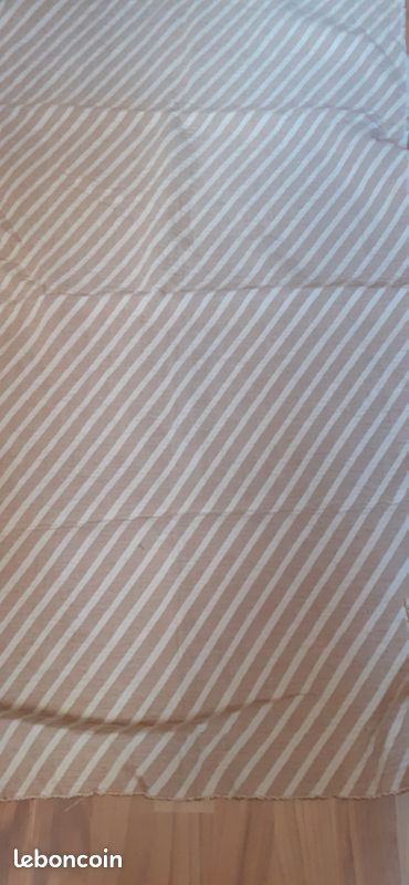 Chute de tissu (image 1)