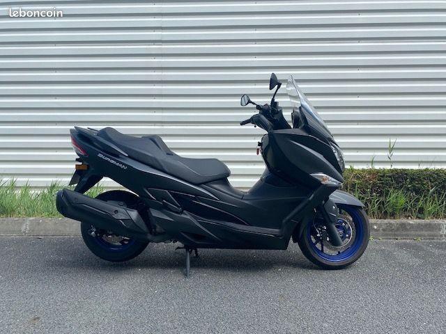 SUZUKI BURGMAN 400 2022 400 cm3, scooter, 1 800 km