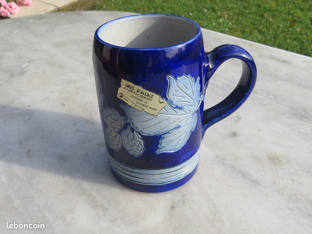 VINTAGE - Ancienne grande chope a bière/Mug en grès au sel d'Alsace à décor floral sur fond bleu cobalt vernissé - Alsace (Vers 1950) (image 1)