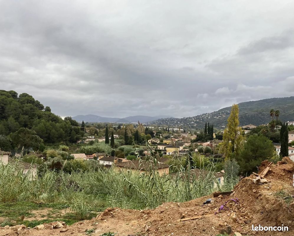 Terrain 647 m² · à La Roquette-sur-Siagne · 647 m² · 369 000 €