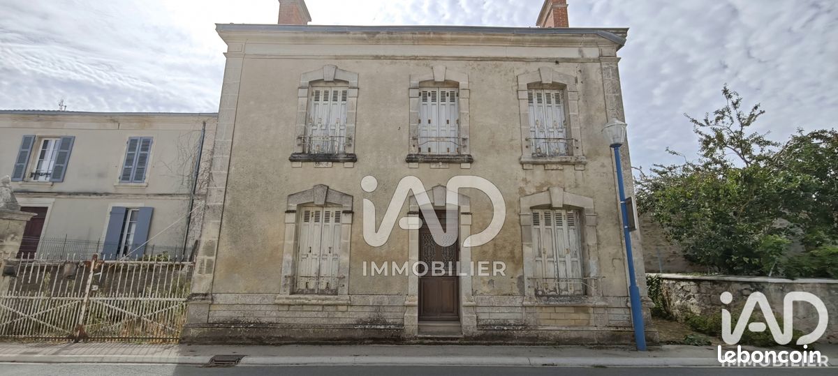 Maison 5 pièces 289 m² · à Les Velluire-sur-Vendée · 289 m² · 168 000 €