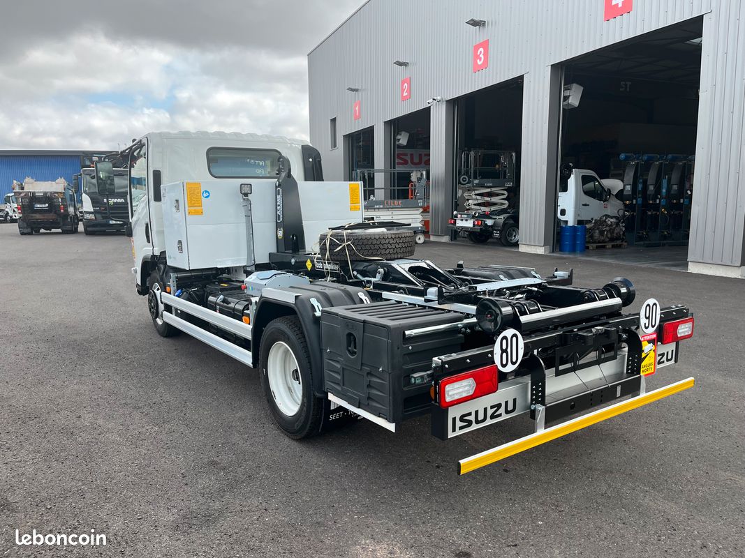 M30 2 Isuzu m30 5.2l 190ch bva polybenne + coffre - Utilitaires