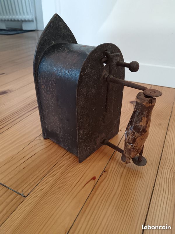 Ufesa SV1200, une machine à repasser automatique (à moins de 100€) qui ressemble à un mannequin