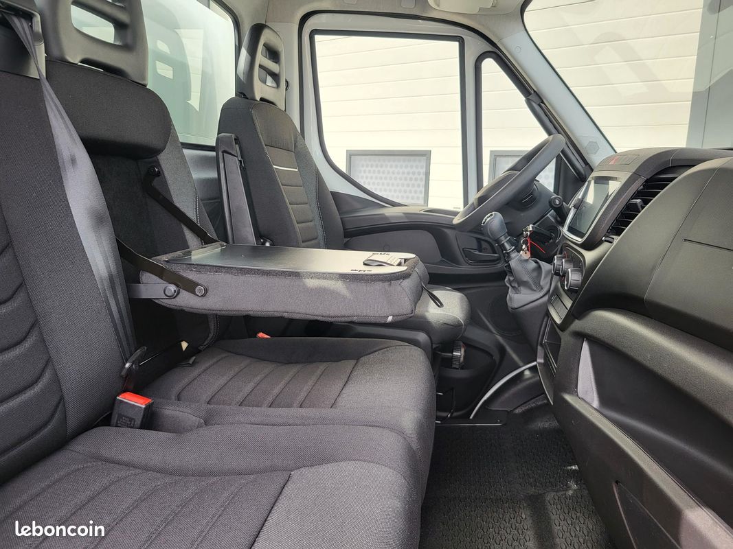 IVECO DAILY 35C18 H3.0 BVM6 PACK COMFORT + PACK CONSTRUCTION SIMPLE CABINE BENNE et COFFRE 03 PLACES comme NEUF avec CAMÉRA + MOTEUR 3 LITRES + SUSPENSION RENFORCÉE 13 LAMES ( Prix Vente 48 490 HT ) (image 9)
