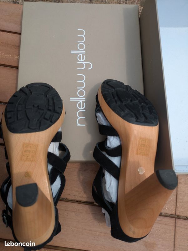Chaussures à brides noires, marque renommée (image 8)