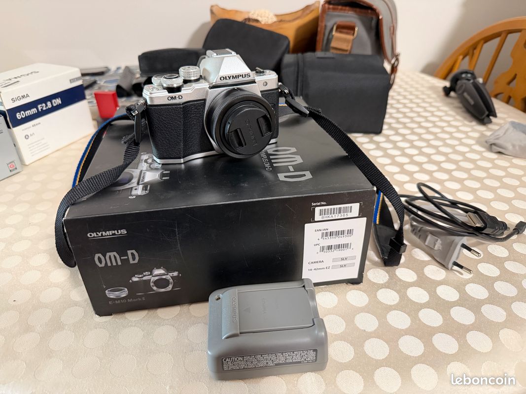 Appareil Photo Olympus E-M10 Mark II Noir + 2 Objectifs + 2 Cartes + 2 Batteries - Occasion