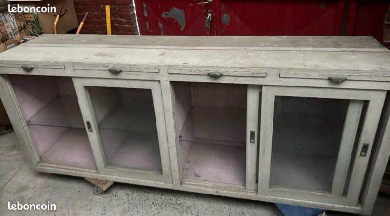 Comptoir Dimension 223 de l x 50 P 87,5 H meuble métier vitrine + 4 tablettes retractables (image 1)