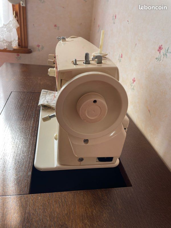 Meuble avec machine à coudre intégré (image 3)