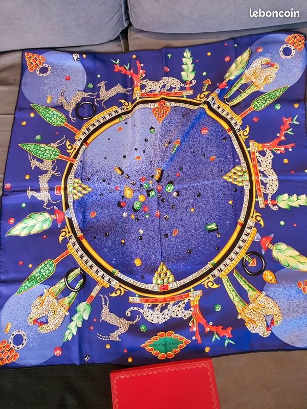 Tres joli foulard modèle Léopard signé Must de Cartier Paris (image 2)