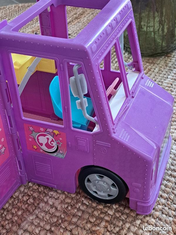 Barbie Mobilier Food Truck pour poupées, véhicule violet transformable avec plus de 25 accessoires, jouet pour enfant, GMW07