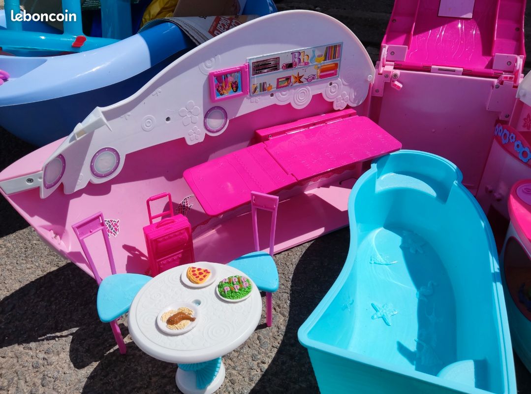 Bateau barbie et ses accessoires (image 2)