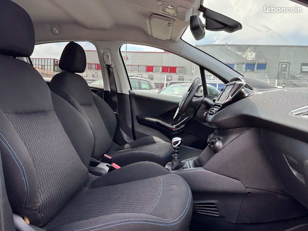 Peugeot 208 Style Edition (image 5)