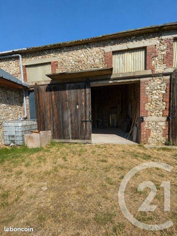 Parking 54 m² · à Beaumont-le-Roger · 54 m² · 350 €/mois