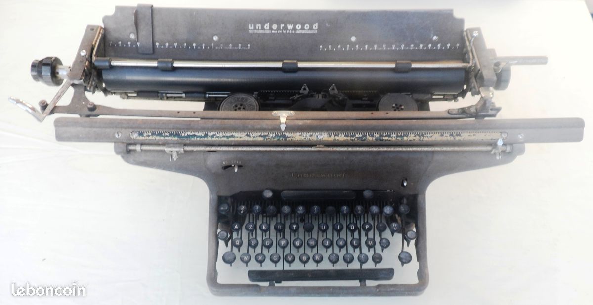 Machine à écrire UNDERWOOD Standard made in USA N° de série 19-7097812 des AN 30/40 - Typewriter UNDERWOOD Standard made in USA Serial Number 19-7097812 1930s/1940s (image 1)
