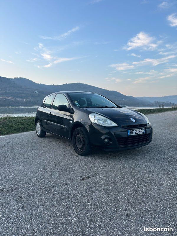 Vends Clio 3 utilitaire (société), moteur 1.5 dCi 90ch, très bon état + Distribution OK avec facture (image 1)