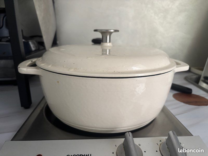 Cocotte en fonte émaillée avec couvercle (image 1)