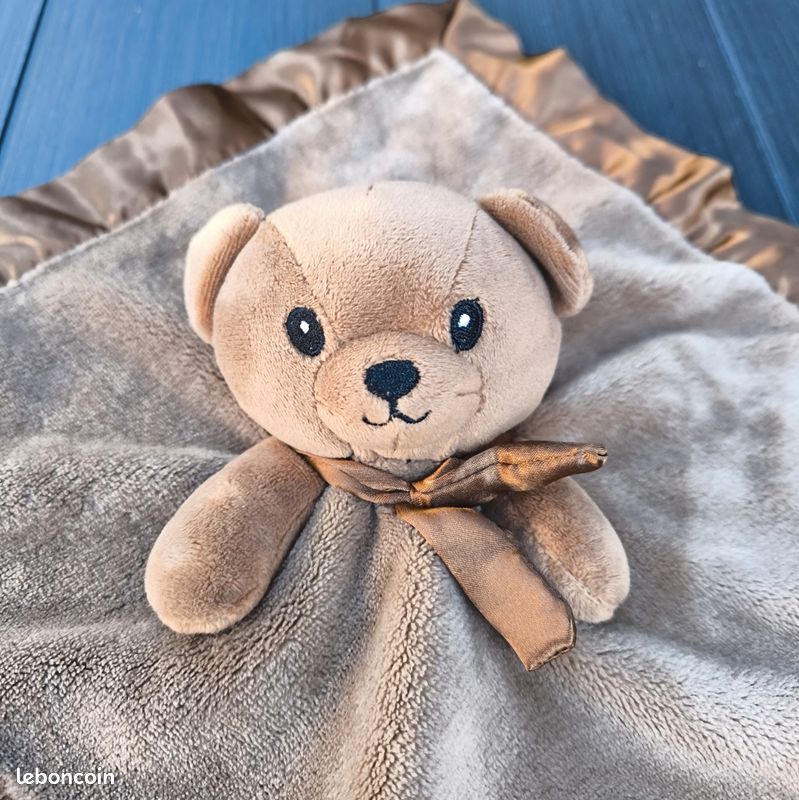 Doudou ours marron carré UGG
Couverture blanche étoile de mer, algues, fleurs (image 2)