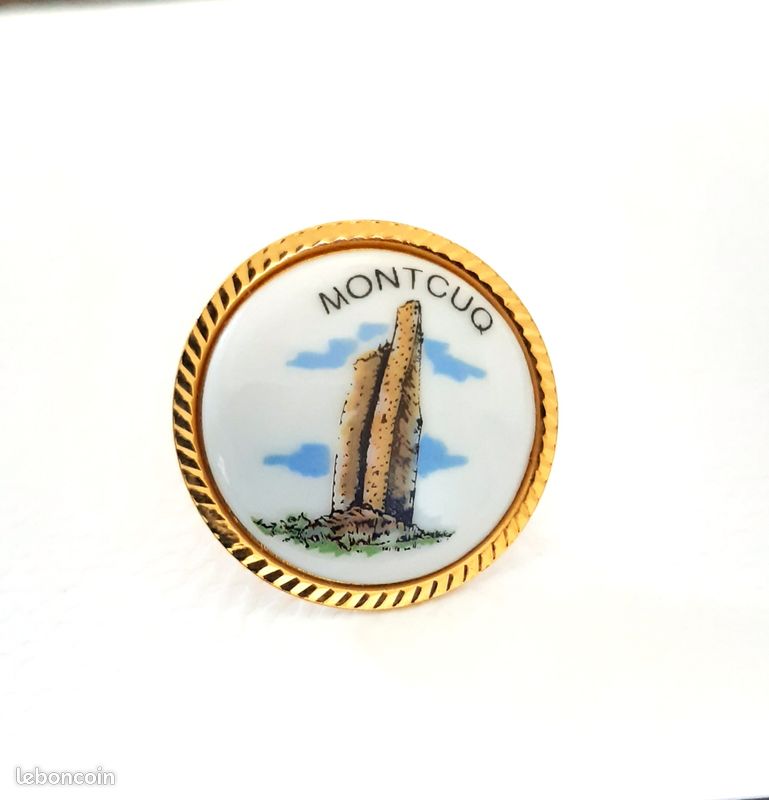Pin's tour de la ville de Moncuq département du Lot (46) (image 1)