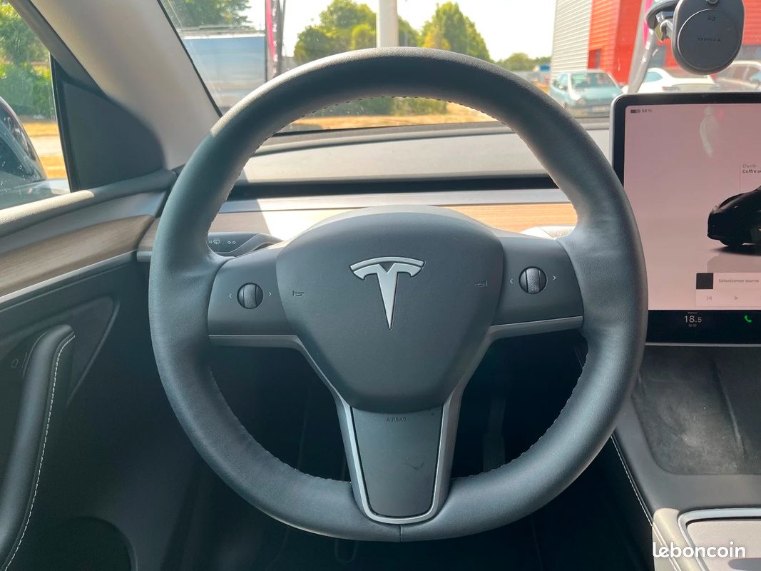 TESLA MODEL Y Standard RWD (image 12)