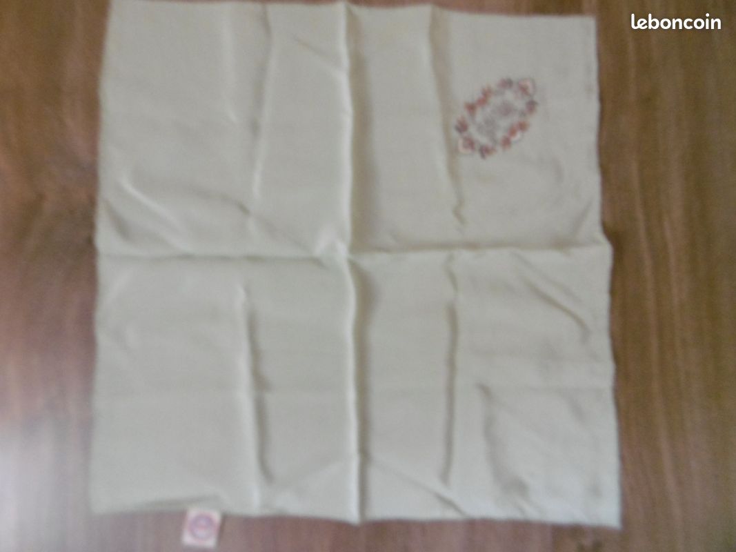 Carré en soie pochette japonaise brodé (image 1)