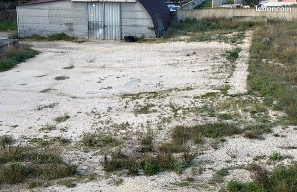 Hangar sur grand terrain